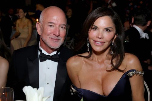 Hàng trăm lọ nước tiểu giả nhắm vào Jeff Bezos ở Met Gala
