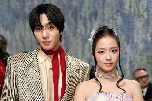 Mỹ nam cao 1m88 kiên nhẫn chờ Jisoo chụp hình chung ở Met Gala là ngoại lệ 11 năm mới có lại của Hàn Quốc