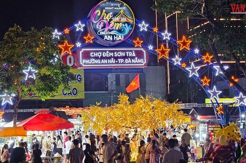 Du khách thích thú khám phá chợ đêm nổi tiếng ở Đà Nẵng