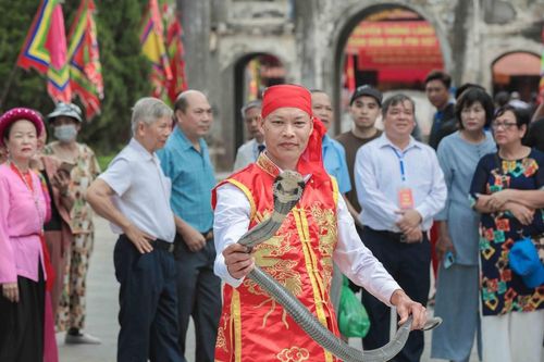 Đến Lễ hội làng Lệ Mật xem biểu diễn múa rắn độc đáo