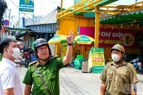 [Ảnh] Ra quân xử lý lấn chiếm vỉa hè, lập lại trật tự giao thông khu vực xã Nhà Bè