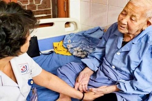 Bệnh viện Trung ương Thái Nguyên cứu sống cụ bà 100 tuổi bị xuất huyết tiêu hóa nặng