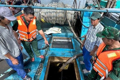 Tạm giữ hơn 31.000 lít dầu không rõ nguồn gốc trên vùng biển Cà Mau