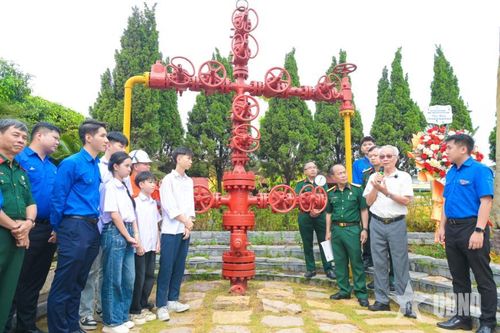 Theo bước chân những người đi tìm lửa