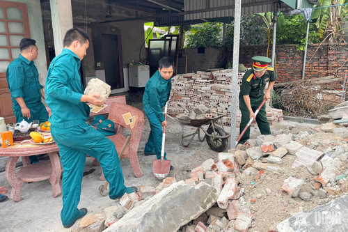 Lực lượng vũ trang phường Hoàng Quế (tỉnh Quảng Ninh) hỗ trợ gia đình chính sách xây nhà ở