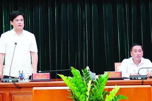 Xây dựng tiêu chuẩn phát triển đảng viên trẻ vừa hồng vừa chuyên