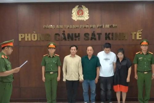 Triệt phá đường dây sản xuất giấm giả tại TPHCM