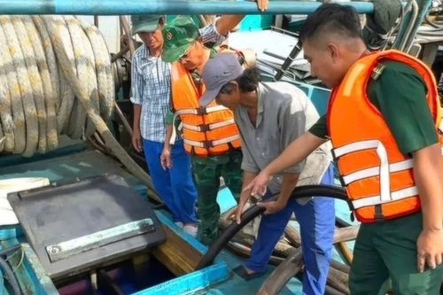 Phát hiện tàu cá chở hơn 31.000 lít dầu không rõ nguồn gốc