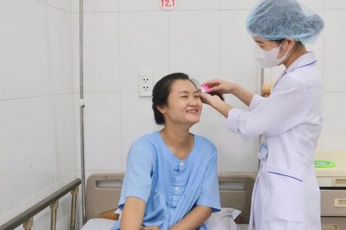 Đau vùng gối trái, cô gái không ngờ bong điểm bám dây chằng chéo