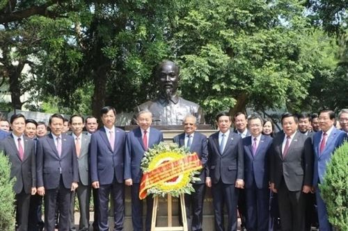 Tổng Bí thư, Chủ tịch nước Tô Lâm đặt vòng hoa tại Khu tưởng niệm Mahatma Gandhi và Tượng Chủ tịch Hồ Chí Minh