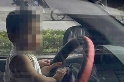 Để trẻ nhỏ ngồi trước vô lăng khi xe đang chạy, nữ tài xế bị CSGT mời làm việc