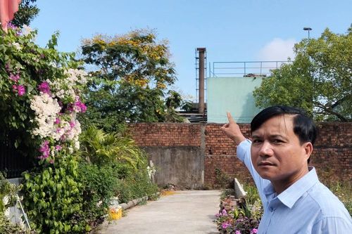 Ô nhiễm nặng vì chỉ cách nhà máy giấy mỗi tường rào