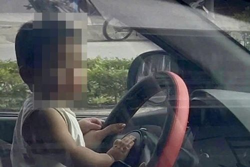 Hà Nội: Cảnh sát làm việc với người phụ nữ vừa ôm con vừa lái xe ô tô