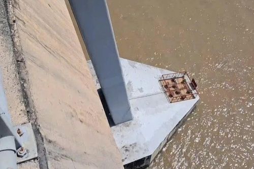 Thi thể nữ ở mố cầu Rạch Miễu và chiếc xe máy bỏ lại