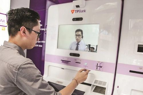 Đằng sau việc hàng nghìn người rời khỏi nhà băng