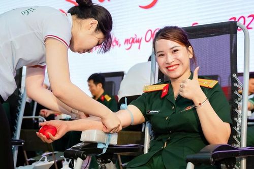 Hàng trăm quân nhân sẻ chia giọt máu hồng