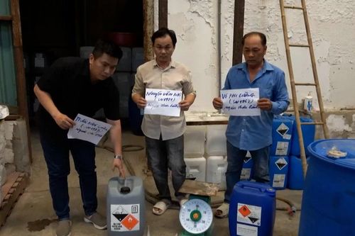 Bắt giám đốc công ty 'hô biến' hóa chất công nghiệp thành giấm ăn