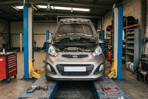 Khách Hà Nội mang xe KIA Morning đến gara sửa, lợn lành thành lợn què