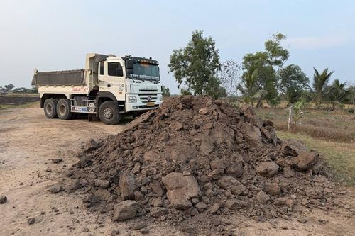 Triệt xóa nhóm đối tượng khai thác, vận chuyển, tiêu thụ đất ruộng trái phép