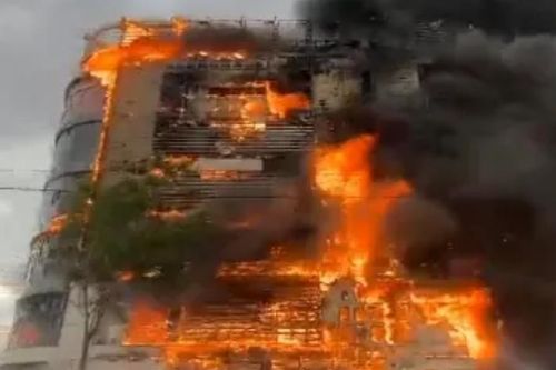 Video cháy lớn ở khu mua sắm tại Iran, ít nhất 8 người chết