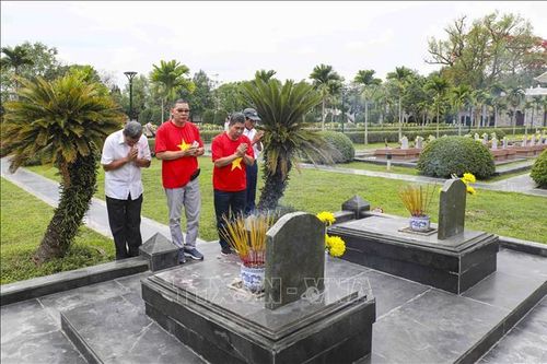 Hành trình tri ân và tiếp nối nơi nghĩa trang liệt sĩ