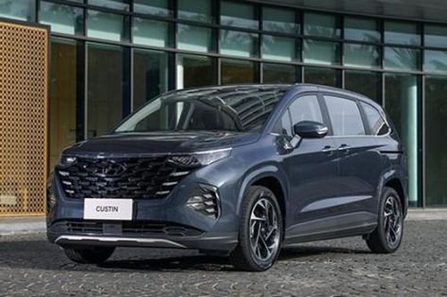 Giá xe Hyundai Custin niêm yết và lăn bánh tháng 5/2026