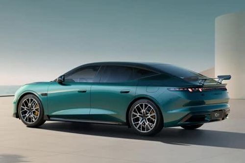 Xe sedan thiết kế thể thao, công suất 925 mã lực, giá hơn 800 triệu đồng