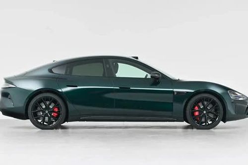 Xe sedan công suất 690 mã lực, trang bị tiên tiến, giá gần 840 triệu