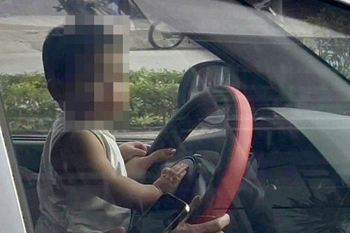CSGT Hà Nội vào cuộc làm rõ clip tài xế vừa lái ô tô vừa để em bé ngồi trước vô lăng