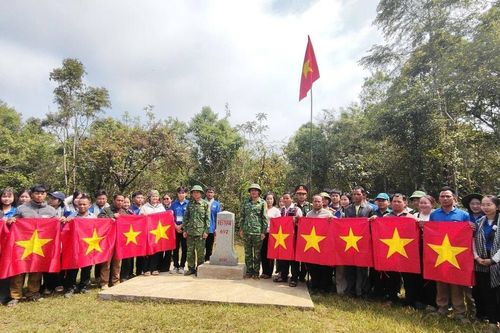 Viết tiếp tình yêu Tổ quốc nơi vùng 'phên dậu'