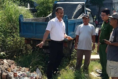 Bắt giữ xe tải đổ xà bần trái phép