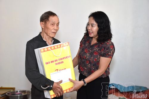 Đồng chí Lò Thị Minh Phượng tặng quà Chiến sĩ Điện Biên