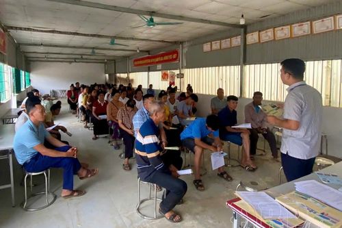 Hơn 100 người dân xã Mường Luân tham gia hội nghị việc làm lưu động