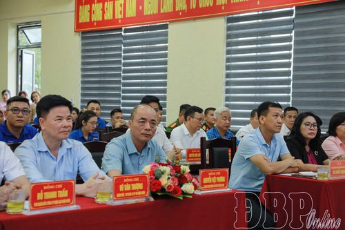 Đài Truyền hình Việt Nam thăm, tặng quà xã Mường Pồn