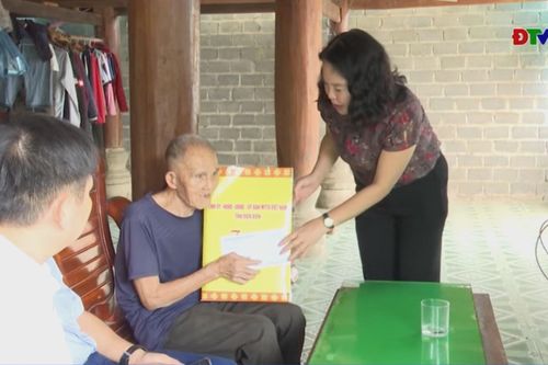Đồng chí Lò Thị Minh Phượng thăm, tặng quà chiến sĩ Điện Biên tại xã Chiềng Sinh và Tuần Giáo