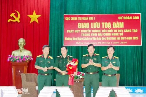 Trung tướng, Anh hùng Lực lượng vũ trang nhân dân Lưu Phước Lượng giao lưu với cán bộ, chiến sĩ Sư đoàn 309