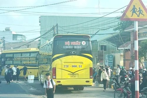 Bến xe tự phát gây mất an toàn giao thông ở Tuy Phước Đông