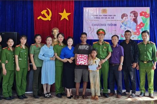 Công an xã Al Bá ra mắt mô hình 'Mẹ đỡ đầu' hỗ trợ học sinh nghèo