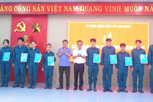 Xã Vạn Ninh tổ chức kết nạp dân quân mới năm 2026