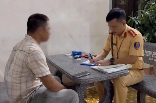 Xử phạt tài xế xích lô chở 4 người đi ngược chiều
