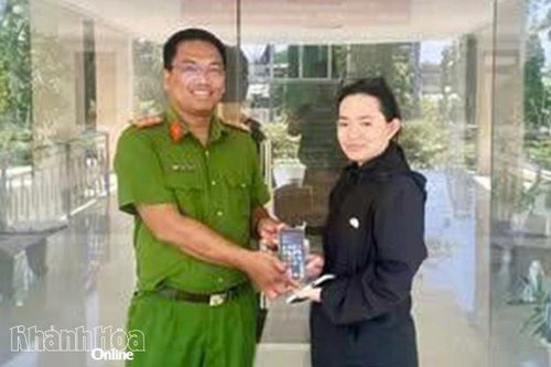 Công an phường Bảo An trao trả tài sản bị đánh rơi cho người dân
