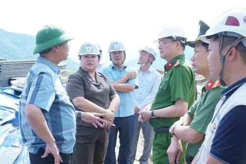 Kiểm tra hiện tượng nứt gây sụt lún mái taluy tại công trình xây dựng Trường Phổ thông nội trú liên cấp Tiểu học và THCS xã Dào San
