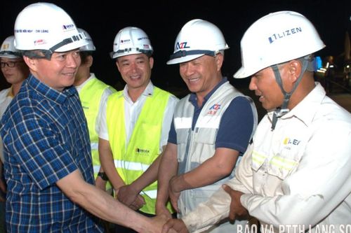 Đồng chí Phó Chủ tịch Thường trực UBND tỉnh kiểm tra thi công ca đêm dự án tuyến cao tốc Hữu Nghị – Chi Lăng