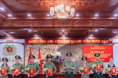 Công an Lâm Đồng tuyển dụng, phong cấp bậc hàm cho 29 cán bộ an ninh hàng không
