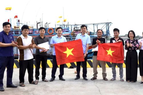 Cờ Tổ quốc cùng ngư dân vươn khơi