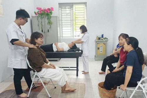 Khám bệnh, tư vấn miễn phí - sẻ chia cùng người cao tuổi