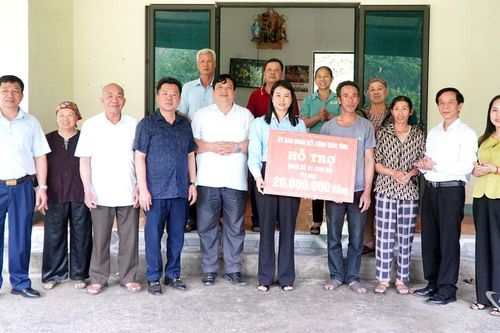 Trao sinh kế cho hộ cận nghèo tại xã Phú Xuyên