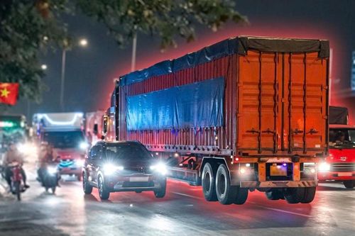 Bất chấp nguy hiểm, xe container đi ngược chiều để vào bãi