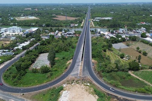 Lắp mới đèn tín hiệu giao thông ở loạt nút giao trên quốc lộ ở Đồng Tháp