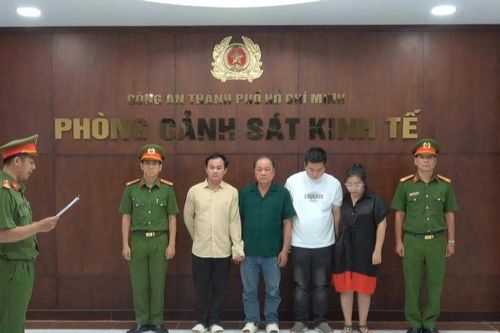TP.HCM: Sản xuất giấm giả từ hóa chất công nghiệp, 4 người bị tạm giam